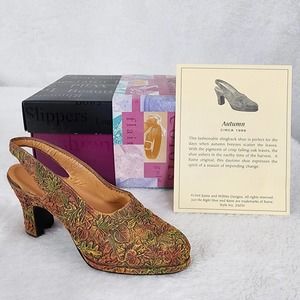 📽️ Autumn- Just The Right Shoe Sculpture. Mint Condition. COA includes Box